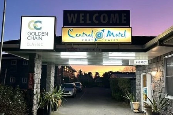 Adelaide to Melbourne via the Great Ocean Road: Wineries, Pubs & the Coast 