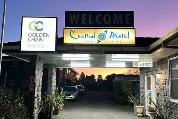 Adelaide to Melbourne via the Great Ocean Road: Wineries, Pubs & the Coast 